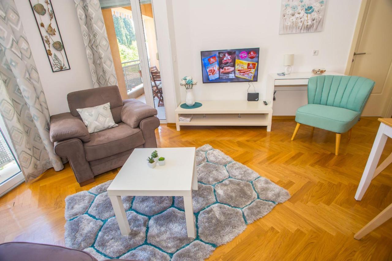 Apartment Dora Near Sea And Center With Private Garage 포레치 외부 사진