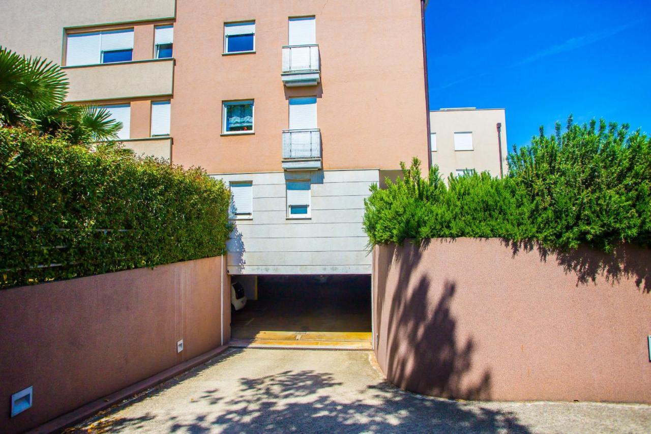Apartment Dora Near Sea And Center With Private Garage 포레치 외부 사진